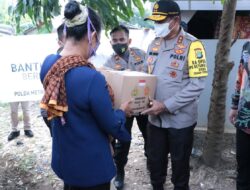 Kapolda Metro Jaya Langsung Bagikan Sembako untuk Warga Terdampak Covid-19