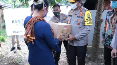 Kapolda Metro Jaya Langsung Bagikan Sembako untuk Warga Terdampak Covid-19