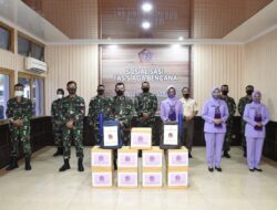 Ketua IKKT Cabang 10 Puspen TNI Salurkan Bansos untuk Korban Banjir