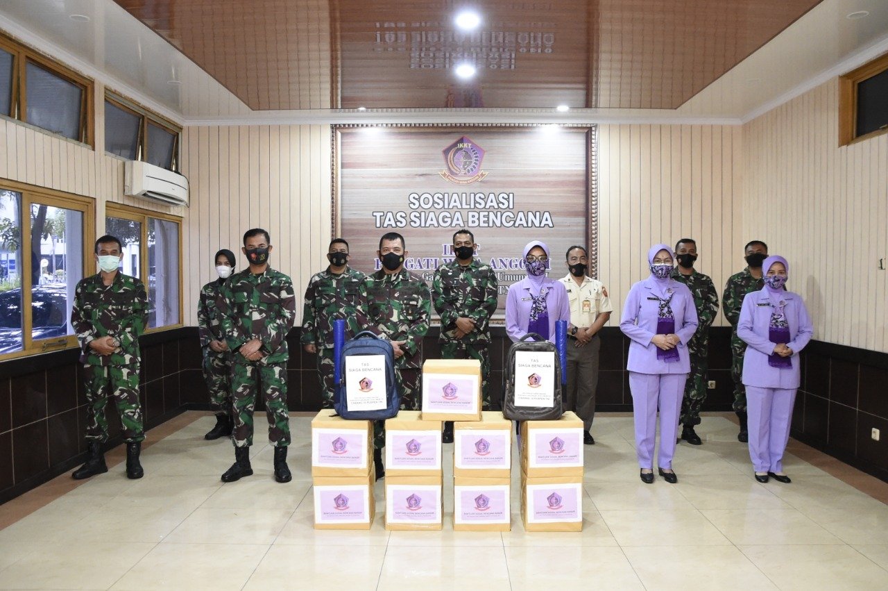 Ketua IKKT Cabang 10 Puspen TNI Salurkan Bansos untuk Korban Banjir