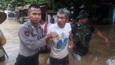Polda Banten Evakuasi Warga Korban Banjir Bandang 2 Ribu KK di Lebak