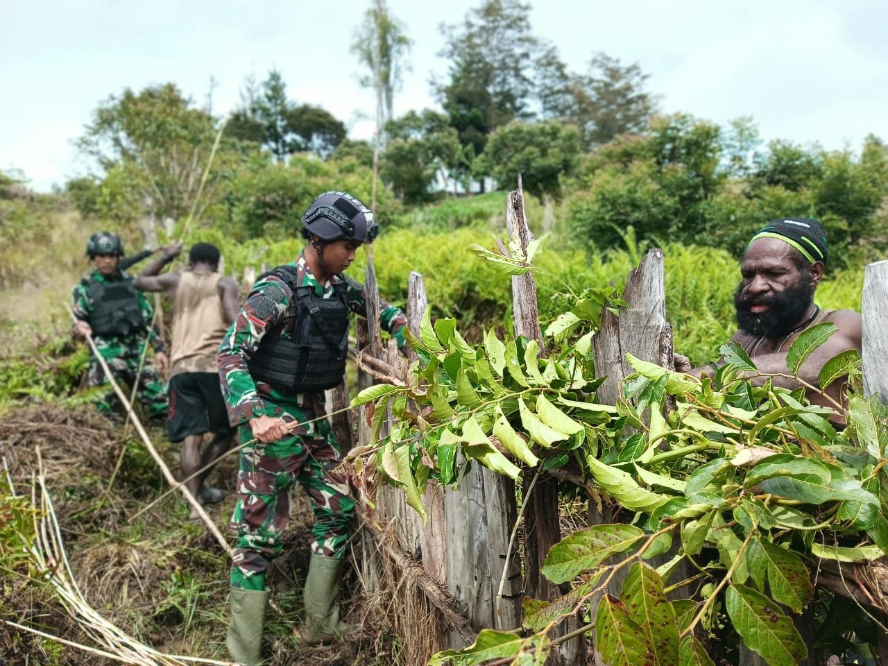 Satgas Yonif Raider 321GT Kostrad Bangun Pagar Bersama Warga Distrik Napua