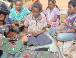 Tim Kesehatan Pos Malagayneri Satgas Yonif Mekanis 203/AK Periksa Warga Pegunungan Tengah