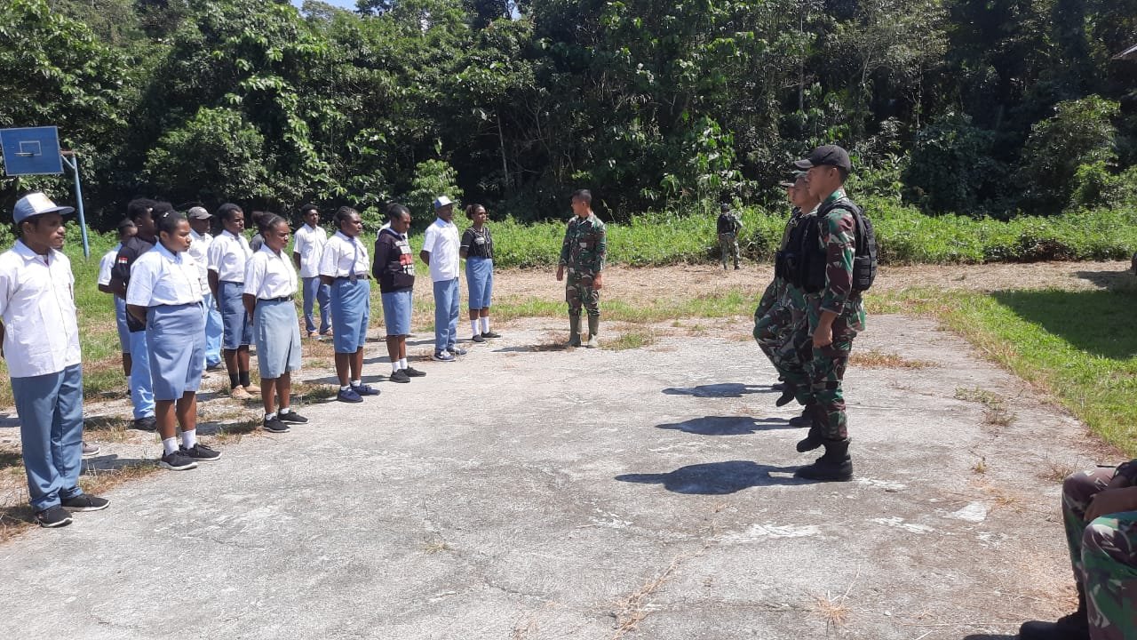 Satgas Yonif 126/KC Latih Formasi Upacara Bendera untuk Siswa di Perbatasan