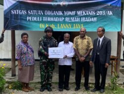 Yonif Mekanis 203/AK Bagikan Al-Kitab untuk Warga Distrik Makki