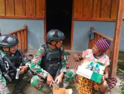 Satgas Yonif Mekanis 203/AK Beri Sepatu ke Mama Wendius yang Sering Baret Kaki