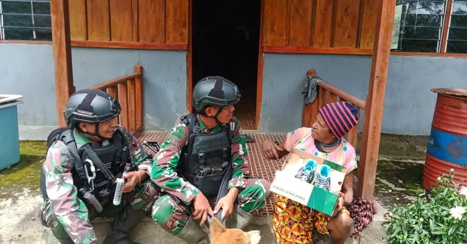 Satgas Yonif Mekanis 203/AK Beri Sepatu ke Mama Wendius yang Sering Baret Kaki