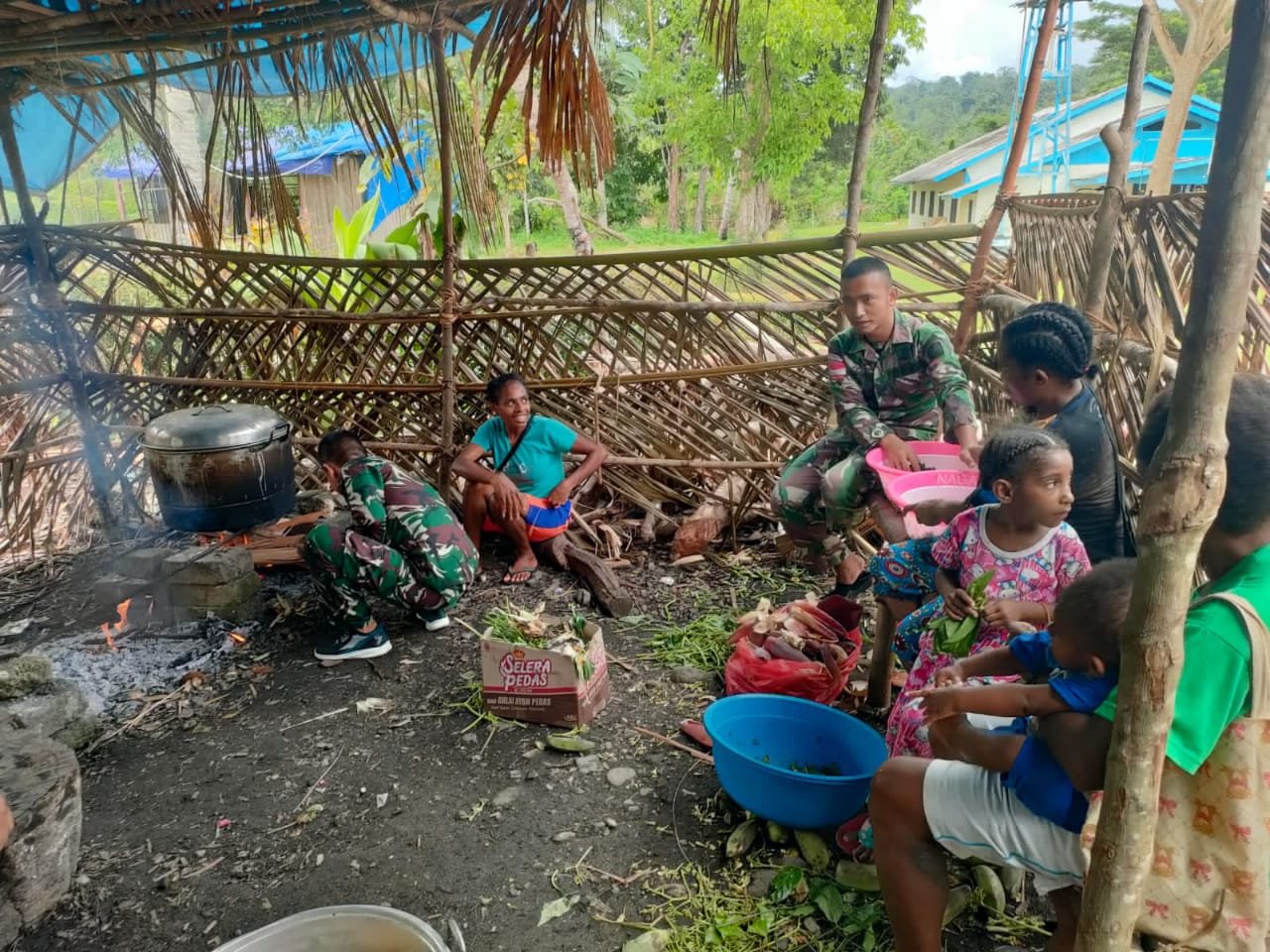 Satgas Pamtas Yonif 126/KC Jalin Keharmonisan Lewat Komsos dan Masak Bersama Masyarakat
