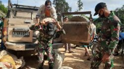 Satgas Pamtas Yonif 642/Kapuas Bantu Perbaiki Bendungan Air Warga