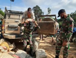 Satgas Pamtas Yonif 642/Kapuas Bantu Perbaiki Bendungan Air Warga