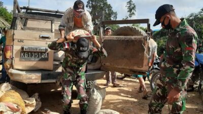 Satgas Pamtas Yonif 642/Kapuas Bantu Perbaiki Bendungan Air Warga