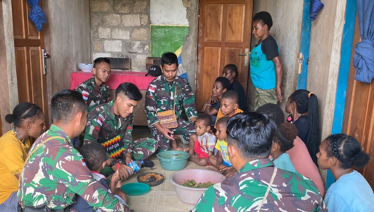 Satgas Yonif 143/TWEJ Kejutkan Warga Saat Masuk Dapur di Perbatasan RI-PNG