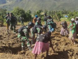 Yonif Mekanis 203/AK Bersama Warga Buka Lahan Tidur Cegah Krisis Pangan di Pegunungan Tengah Papua