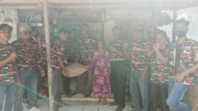 Laskar Merah Putih Kragilan Serahkan Bantuan Bedah Rumah ke Sutimah Warga Petung