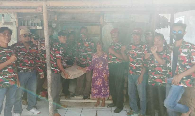 Laskar Merah Putih Kragilan Serahkan Bantuan Bedah Rumah ke Sutimah Warga Petung