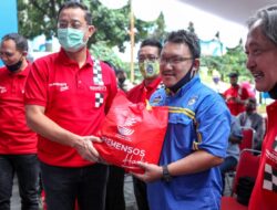 Kemensos Bagikan 1000 Paket Sembako untuk Pekerja Otomotif Terdampak Pandemi