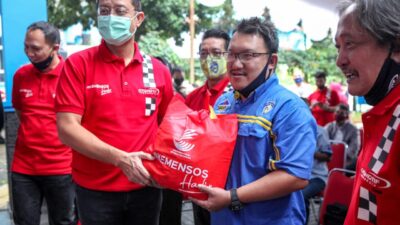 Kemensos Bagikan 1000 Paket Sembako untuk Pekerja Otomotif Terdampak Pandemi
