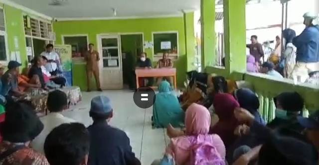 Kepala Desa Diduga Sewenang-wenang, Pedagang Geruduk Kantor Desa Begog