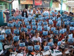 Firda Athira Foundation Edukasi dan Bagikan Buku untuk Anak Nelayan Banten