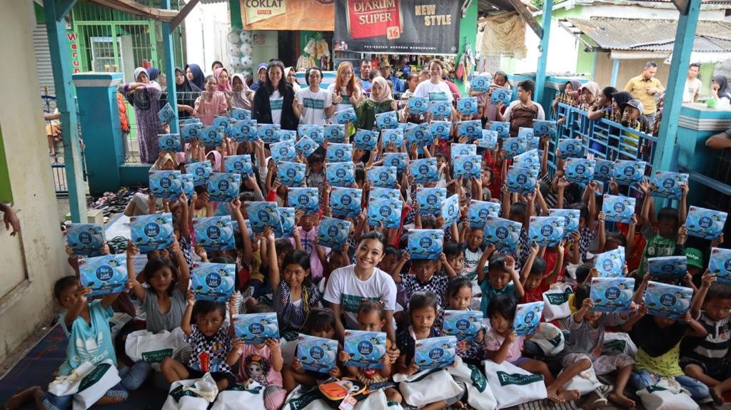 Firda Athira Foundation Edukasi dan Bagikan Buku untuk Anak Nelayan Banten