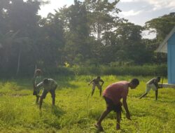 Toleransi di Perbatasan, Satgas Yonif 143/TWEJ Bersama Warga Bersihkan Gereja