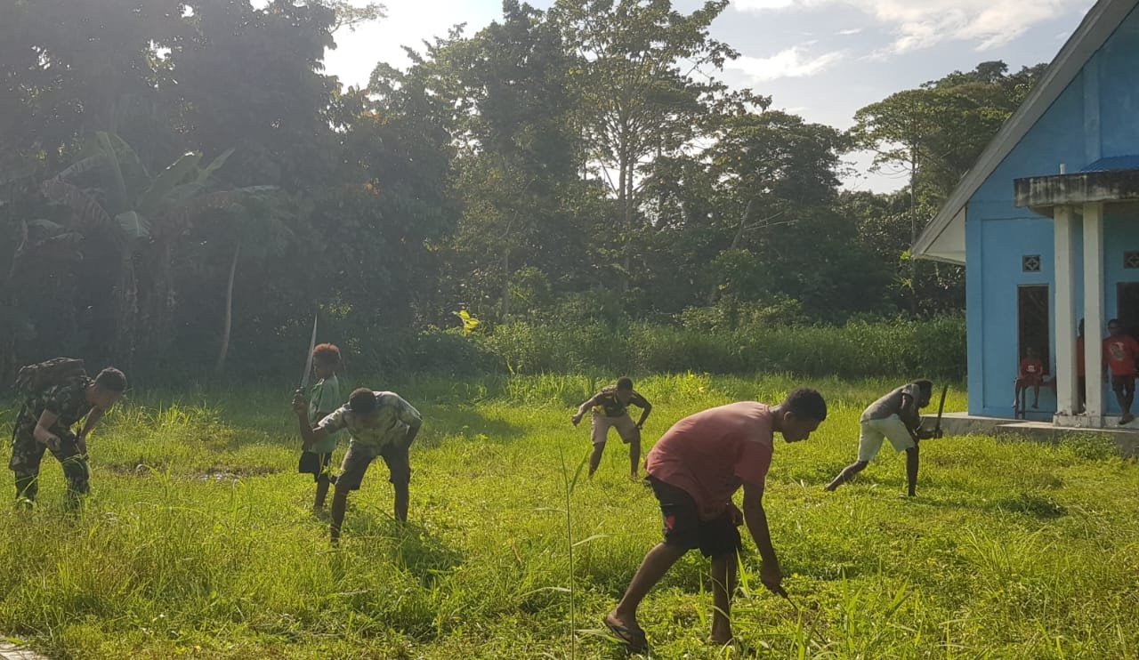 Toleransi di Perbatasan, Satgas Yonif 143/TWEJ Bersama Warga Bersihkan Gereja