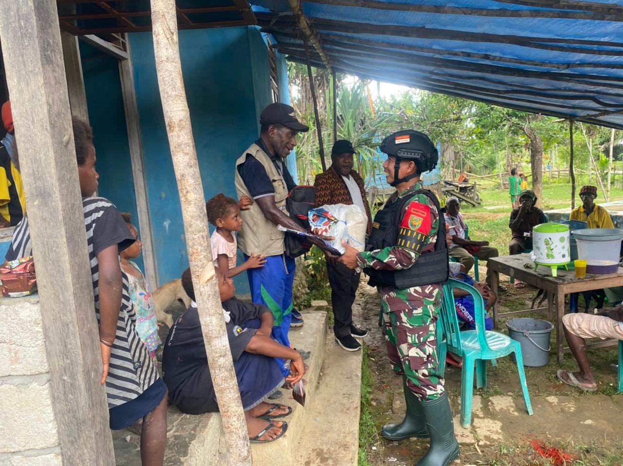 Satgas Yonif 143/TWEJ Bentuk Ikatan Keluarga dengan Warga Berduka