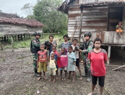 Indahnya Berbagi di Papua, Satgas Yonif Raider 142/KJ Bagikan Sembako ke Warga