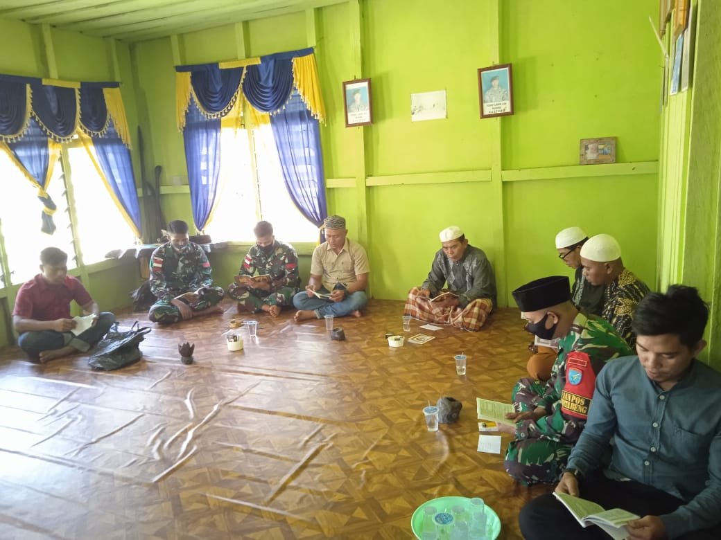 Jelang Ramadhan, Satgas Pamtas Yonif 642 dan Warga Gelar Doa Bersama di Perbatasan RI-Malaysia