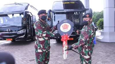 Panglima TNI Serahkan Kendaraan Operasional ke Dandenma Mabes TNI