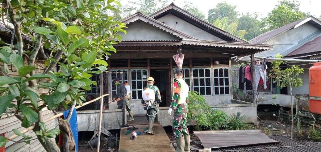 Koramil 02/Sejangkung dampingi penyemprotan disinfektan