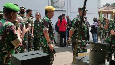 Anggota Kodim 0601 Pandeglang Peragakan Alat Peringatan Dini Banjir