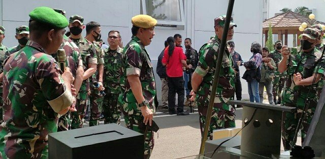 Anggota Kodim 0601 Pandeglang Peragakan Alat Peringatan Dini Banjir