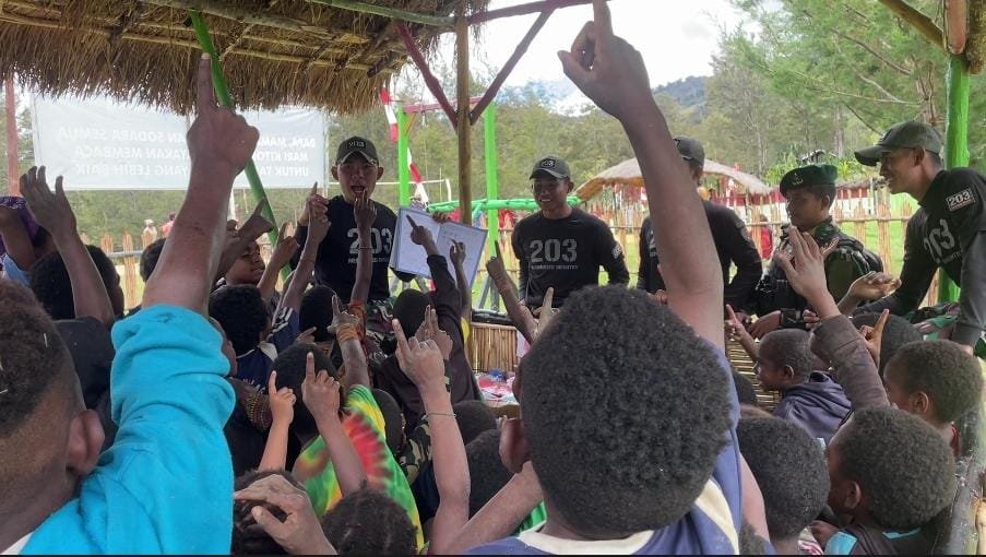 Ceria Anak Distrik Malagay Bersama Satgas Yonif Mekanis 203 AK