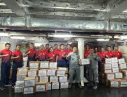 KN Tanjung Datu-301 Antar Bansos ke Pulau Serasan