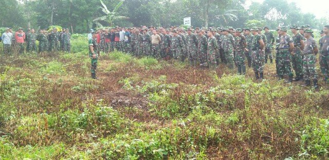 Korem 064/MY Bersama Masyarakat Buka Lahan Jagung untuk Ketahanan Pangan