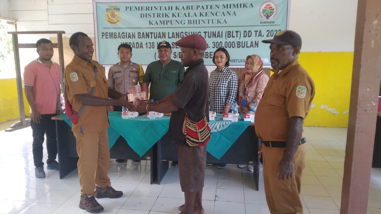 Babinsa Koramil 1710-03/KK dampingi penyaluran bantuan tunai agar lancar dan tepat sasaran