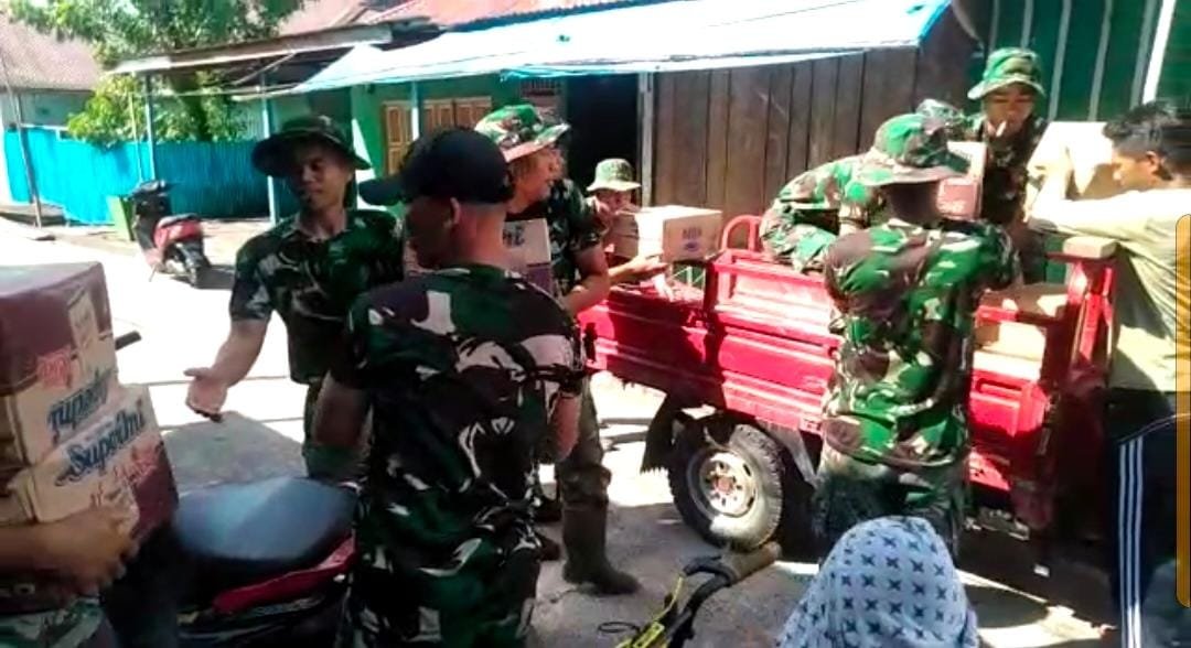 Yonif Raider 600/Modang Serahkan Bantuan Logistik ke Korban Kebakaran Agats