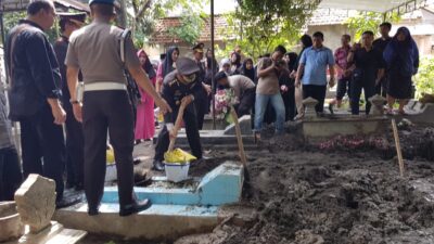 Upacara Polri Hantarkan Kombes Pol Jondrial ke Peristirahatan Terakhir