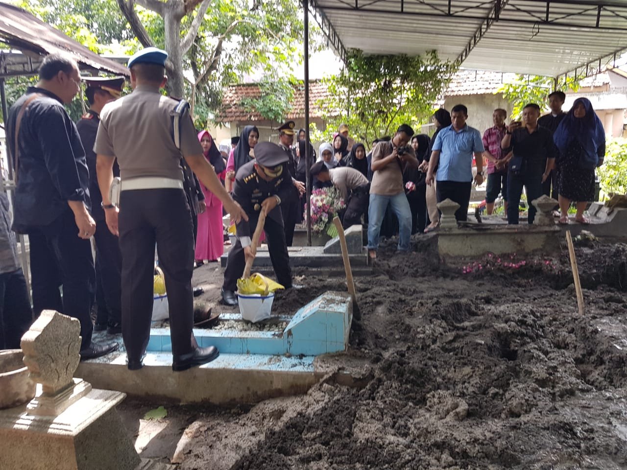 Upacara Polri Hantarkan Kombes Pol Jondrial ke Peristirahatan Terakhir