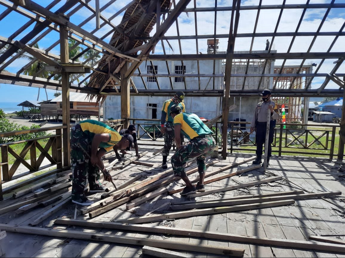 Pembangunan Rumah Adat Skouw Yambe Buat Kedekatan Satgas Yonif MR 413 Kostrad dan Warga