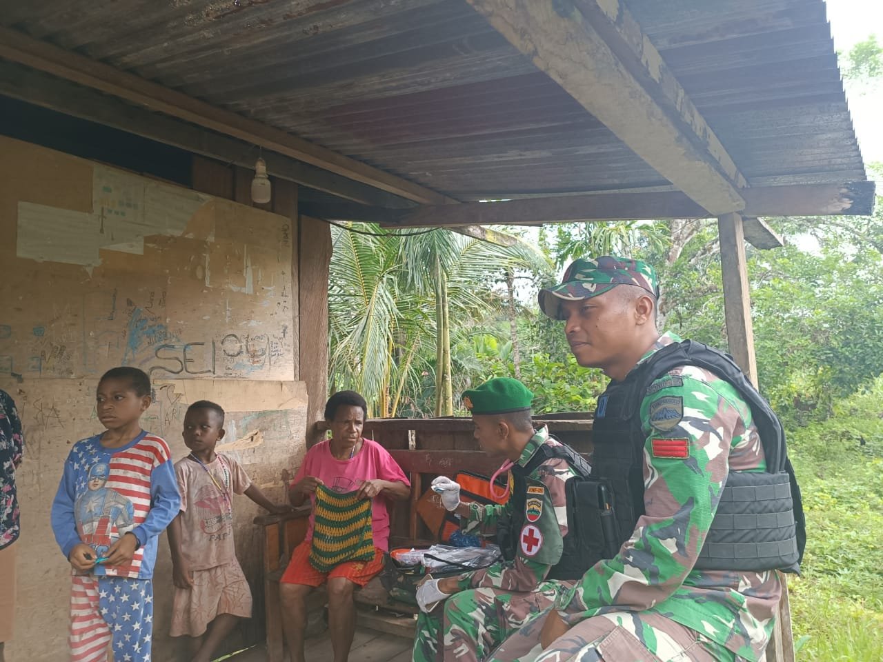 Satgas Yonif 126/KC Layani Kesehatan Door to Door Gratis untuk Warga