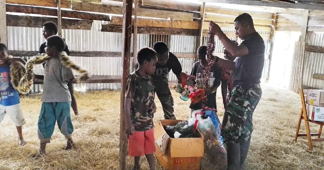 Keceriaan Warga Pirima Menyambut Natal Bersama Satgas Yonif Mekanis 203 AK