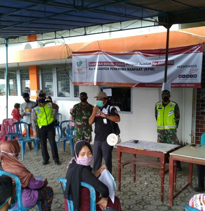 Tim Gugus Covid Bangka Sosialisasi Physical Distancing Saat Pengambilan BST di Kantor Pos