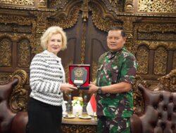 Panglima TNI Terima Kunjungan Dubes Rusia dalam Sesi Foto