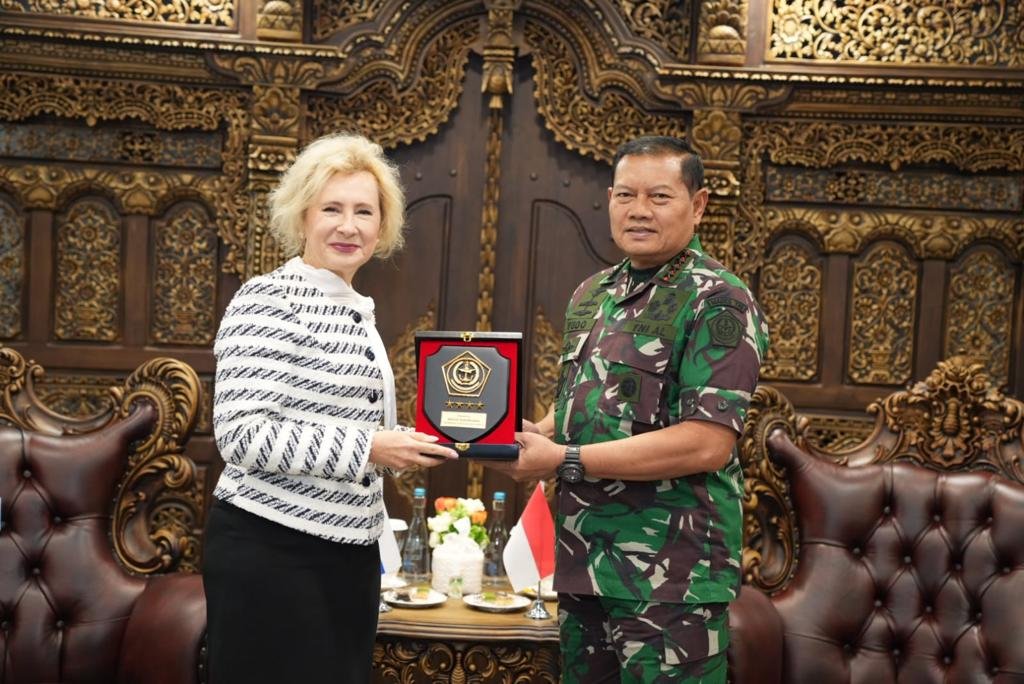 Panglima TNI Terima Kunjungan Dubes Rusia dalam Sesi Foto