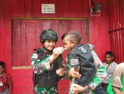 Anak Papua Sehat, Satgas Yonif Raider 142/KJ Bagikan Sirup Multivitamin