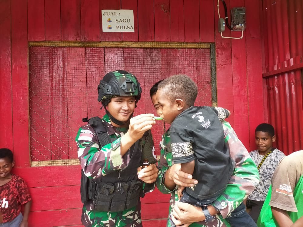 Anak Papua Sehat, Satgas Yonif Raider 142/KJ Bagikan Sirup Multivitamin