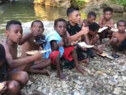 Ceria Anak Papua Bersama Satgas Yonif 126/KC Bermain di Sungai