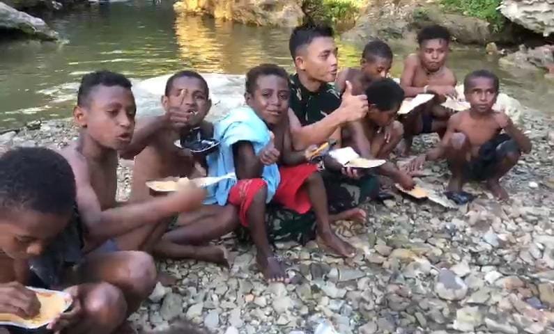 Ceria Anak Papua Bersama Satgas Yonif 126/KC Bermain di Sungai